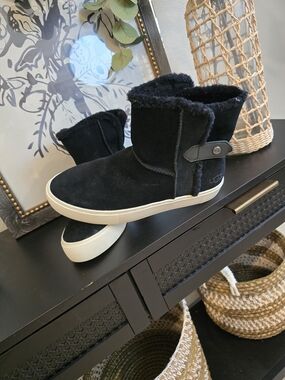 Ugg Women’s Aika Black Soft Suede Leather Booties Wool Lining 9